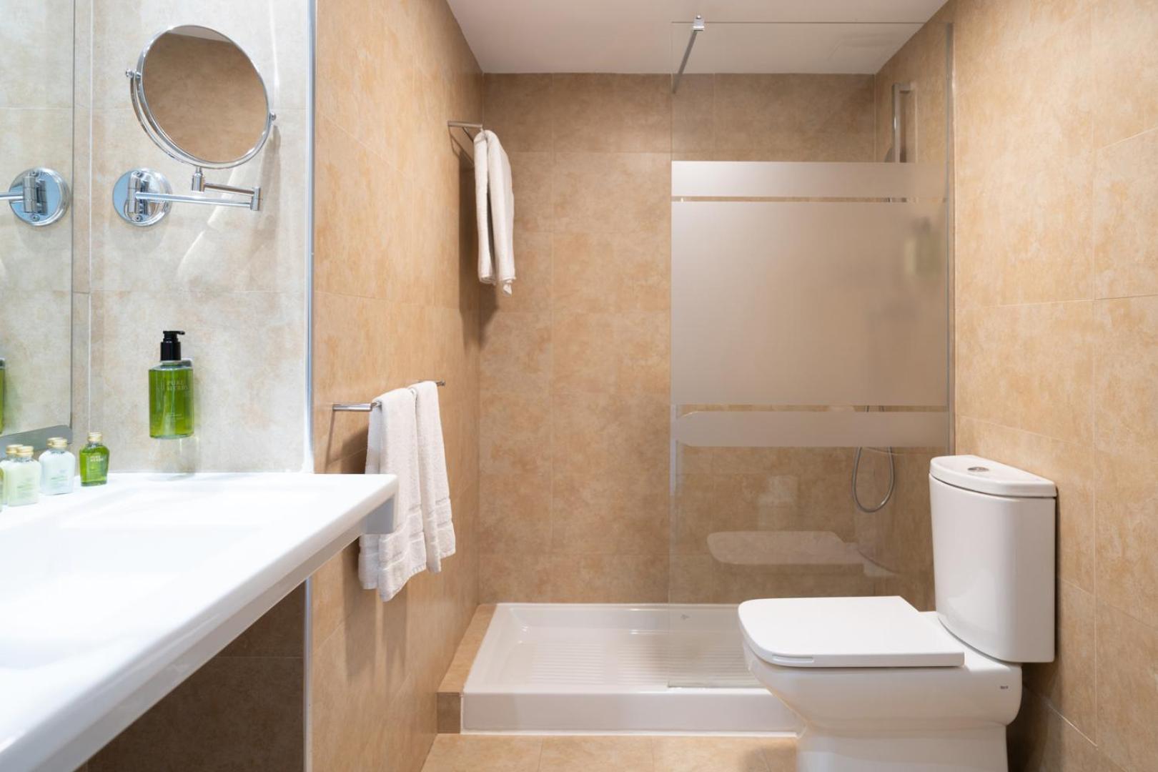 Apartamento de 1 dormitorio con balcón (3 adultos + 1 niño)